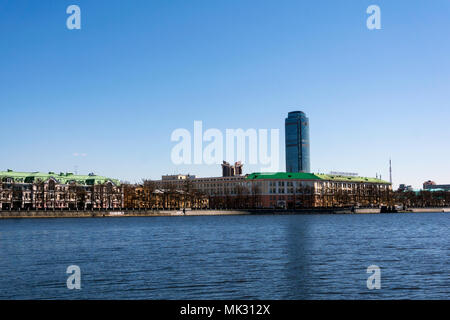 Ekaterinburg, Russia - 02 Marzo 2018: panorama della città e vista della torre di Vysotsky dal lungomare della città stagno Foto Stock