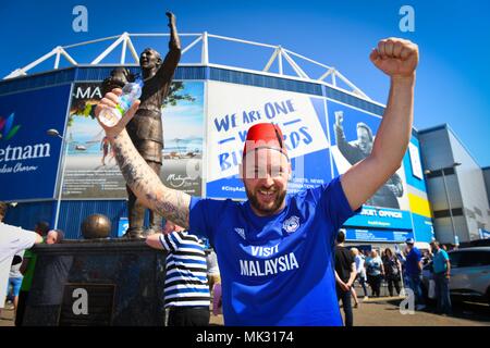 Cardiff, Galles, UK. Il 6 maggio 2018 Cardiff City tifosi celebrano la loro promozione alla Premier League inglese Domenica al Cardiff City Stadium. Essi hanno attinto per la lettura in un gioco goalless, ma Fulham perso il loro gioco a Birmingham City, fissando il Bluebirds posto in alto a volo di calcio inglese. Credito: Robert Melen/Alamy Live News. Credito: Robert Melen/Alamy Live News Foto Stock