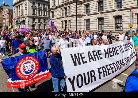 Londra, Regno Unito. Il 6 maggio 2018. Persone provenienti da tutto il Regno Unito si radunano in Whitehall per prendere parte a una libertà di parola rally organizzato dall'ala destra attivista Tommy Robinson. Credito: Concedere Rooney/Alamy Live News Foto Stock