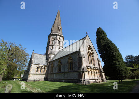 Ranmore, Dorking, Surrey, Regno Unito. Il 6 maggio 2018. L'azzurro del cielo sopra San Barnaba Chiesa a Ranmore vicino a Dorking, Surrey. Credito: Julia Gavin/Alamy Live News Foto Stock