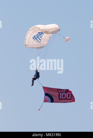 Per la loro prima apparizione della stagione la RAF Falchi parachute display team, ha consegnato il matchball per una finale di Coppa del gioco che è stato ospitato da Newtown FC. Superba azzurro del cielo per la discesa con il paracadute. Il match, JD Welsh Cup finale a era tra Aberystwyth Town e Connah's Quay nomadi Foto Stock