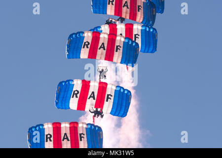 Per la loro prima apparizione della stagione la RAF Falchi parachute display team, ha consegnato il matchball per una finale di Coppa del gioco che è stato ospitato da Newtown FC. Superba azzurro del cielo per la discesa con il paracadute. Il match, JD Welsh Cup finale a era tra Aberystwyth Town e Connah's Quay nomadi Foto Stock