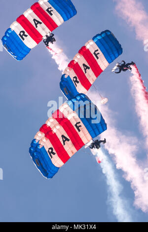 Per la loro prima apparizione della stagione la RAF Falchi parachute display team, ha consegnato il matchball per una finale di Coppa del gioco che è stato ospitato da Newtown FC. Superba azzurro del cielo per la discesa con il paracadute. Il match, JD Welsh Cup finale a era tra Aberystwyth Town e Connah's Quay nomadi Foto Stock