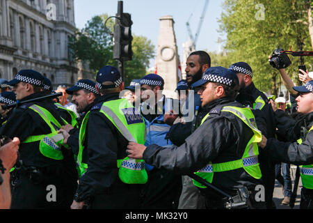 Londra, Regno Unito. Il 6 maggio 2018. Gli ufficiali di polizia cattura di un manifestante contatore al giorno per la libertà marzo Credito: Alex Cavendish/Alamy Live News Foto Stock