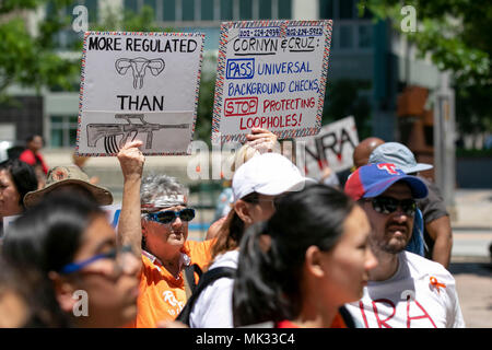 Dallas, Stati Uniti d'America. 05 Maggio, 2018. I manifestanti mostrano segni al raduno di NoRA a Dallas, Texas credito: la foto di accesso/Alamy Live News Foto Stock