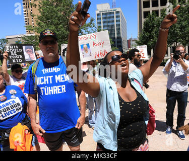 Dallas, Stati Uniti d'America. 05 Maggio, 2018. NRA sostenitori scontro con NoRA manifestanti in Dallas Texas il 5 maggio 2018. Credito: la foto di accesso/Alamy Live News Foto Stock