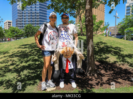 Dallas, Stati Uniti d'America. 05 Maggio, 2018. I dimostranti protestano nei pressi della NRA riunione annuale a Dallas, in Texas il 5 maggio 2018. Credito: la foto di accesso/Alamy Live News Foto Stock