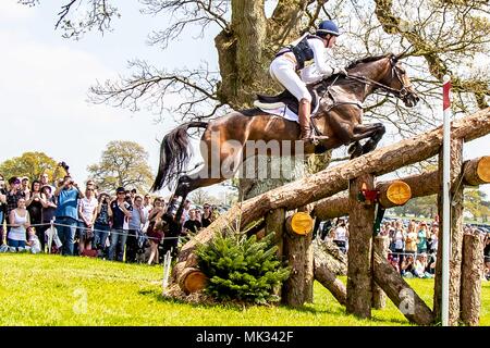 Cross Country. Lauren Kieffer. Veronica. Stati Uniti d'America. Devouucoux Quad-Bar. Recinzione 17. Mitsubishi Badminton Horse Trials. Badminton. Regno Unito. 05/05/2018. Foto Stock