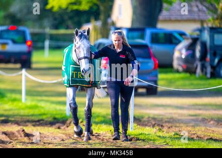 Cross Country. Classe Ballaghmor e lo sposo. A piedi maneggio.Mitsubishi Badminton Horse Trials. Badminton. Regno Unito. 05/05/2018. Foto Stock