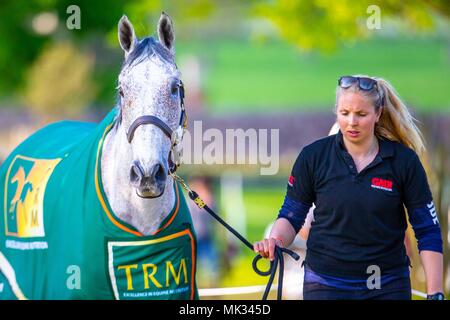 Cross Country. Classe Ballaghmor e lo sposo. A piedi maneggio.Mitsubishi Badminton Horse Trials. Badminton. Regno Unito. 05/05/2018. Foto Stock