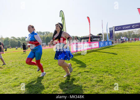 Warrington, Regno Unito, 6 maggio 2018. Il sole e la gara per la vita in Warrington ha portato centinaia di persone al Victoria Park di Warrington. Alcune persone indossati abiti fantasiosi per la corsa di credito: John Hopkins/Alamy Live News Foto Stock