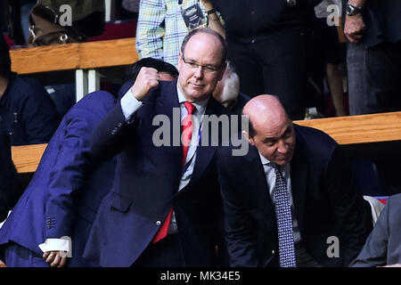 06 maggio 2018, Grecia, Atene: Basket, Champions League, come Monaco vs AEK Atene, Finale: Albert II, Principe di Monaco presso la partita. Foto: Angelos Tzortzinis/dpa Foto Stock