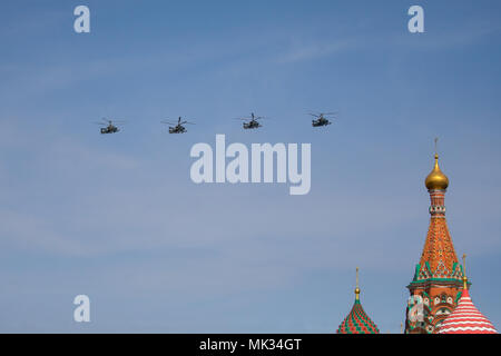 Mosca, Russia. Il 4 maggio, 2018. Il russo Air Force Ka-52 "Alligatore" ricognizione-strike elicottero volare in formazione durante una prova della prossima la Giornata della Vittoria air show segna il 73º anniversario della vittoria sulla Germania nazista nel 1941-45 Grande Guerra Patriottica, il Fronte Orientale della Seconda Guerra Mondiale. Credito: Victor Vytolskiy/Alamy Live News Foto Stock