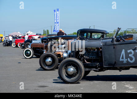 Santa Pod Raceway, Northamptonshire, Regno Unito. Maggio 06,2018. I membri di Vintage Hot Rod Association (VHRA) drag race loro pre 1949 American hot rods giù il quarto di miglio a Santa Pod. © Matthew Richardson/Alamy Live News Foto Stock