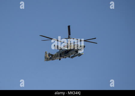 Mosca, Russia. Il 4 maggio, 2018. Il russo Air Force Ka-52 "Alligatore" ricognizione-strike elicottero volare in formazione durante una prova della prossima la Giornata della Vittoria air show segna il 73º anniversario della vittoria sulla Germania nazista nel 1941-45 Grande Guerra Patriottica, il Fronte Orientale della Seconda Guerra Mondiale. Credito: Victor Vytolskiy/Alamy Live News Foto Stock