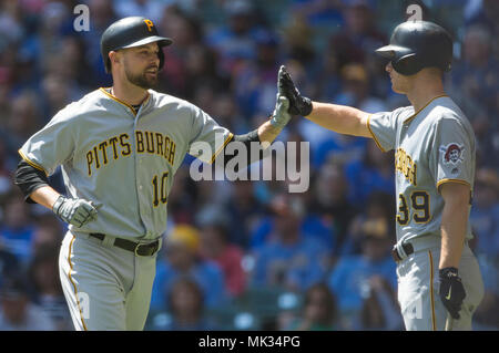 Milwaukee, WI, Stati Uniti d'America. Il 6 maggio, 2018. Pittsburgh Pirates shorstop Jordy Mercer #10 è congratulato da Pittsburgh Pirates a partire lanciatore Ciad Kuhl #39 dopo aver attraversato home piastra durante il Major League Baseball gioco tra il Milwaukee Brewers e i pirati di Pittsburgh a Miller Park di Milwaukee, WI. John Fisher/CSM/Alamy Live News Foto Stock