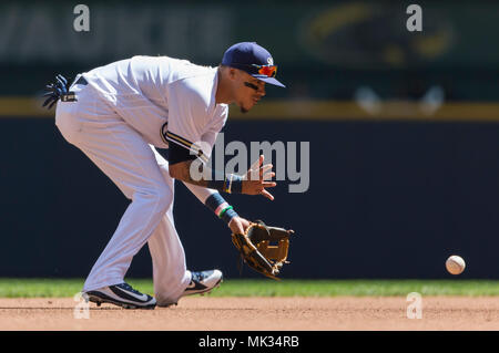 Milwaukee, WI, Stati Uniti d'America. Il 6 maggio, 2018. Milwaukee Brewers interbase Orlando Arcia #3 campi di una sfera di massa durante il Major League Baseball gioco tra il Milwaukee Brewers e i pirati di Pittsburgh a Miller Park di Milwaukee, WI. John Fisher/CSM/Alamy Live News Foto Stock