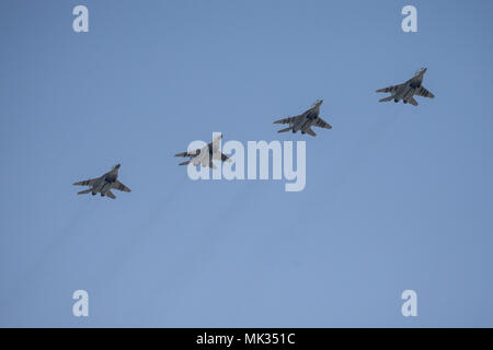 Mosca, Russia. Il 5 maggio, 2018. Il russo Air Force Mikoyan MiG-29SMT aerei da combattimento aereo volare in formazione durante una prova della prossima la Giornata della Vittoria air show segna il 73º anniversario della vittoria sulla Germania nazista nel 1941-45 Grande Guerra Patriottica, il Fronte Orientale della Seconda Guerra Mondiale. Credito: Victor Vytolskiy/Alamy Live News Foto Stock