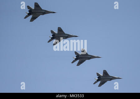 Mosca, Russia. Il 5 maggio, 2018. Il russo Air Force Mikoyan MiG-29SMT aerei da combattimento aereo volare in formazione durante una prova della prossima la Giornata della Vittoria air show segna il 73º anniversario della vittoria sulla Germania nazista nel 1941-45 Grande Guerra Patriottica, il Fronte Orientale della Seconda Guerra Mondiale. Credito: Victor Vytolskiy/Alamy Live News Foto Stock