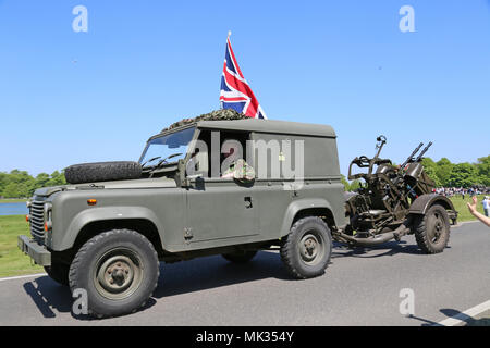 Land Rover il traino ZPU-2 unità (twin 14.5mm anti-aerei pistola). Chestnut Domenica, 6 maggio 2018. Bushy Park, Hampton Court, London Borough of Richmond upon Thames, Inghilterra, Gran Bretagna, Italia, Regno Unito, Europa. Vintage e classic parata del veicolo e visualizza con fiera attrazioni e reenactments militare. Credito: Ian bottiglia/Alamy Live News Foto Stock