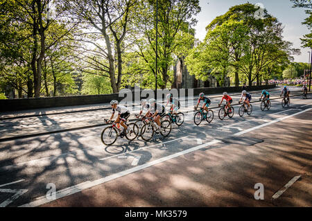 Leeds, Regno Unito - 06 Maggio 2018: i ciclisti che partecipano allo stadio 4 del Tour de Yorkshire pass Abbazia di Kirkstall a Leeds. Credito: colobusyeti.co.uk/Alamy Live News Foto Stock