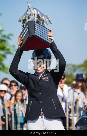 Gloucestershire, Regno Unito. Il 6 maggio, 2018. Prezzo Jonelle (NZL) celebra il vincente Mitsubishi Motors Badminton Horse Trials dopo aver saltato una chiara round sul suo monte Classic Moet seguendo il suo storming round del cross country di ieri. Il sorriso dice tutto Jonelle chi è sposato con compagni di Nuova Zelanda tre giorno eventer Tim prezzo aveva il suo primo bambino in agosto 2017. Il giovane si basano vicino a Marlborough nel Wiltshire Credito: David Betteridge/Alamy Live News Foto Stock