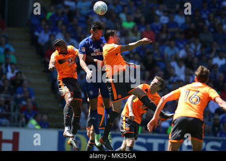 Cardiff, Regno Unito. Il 6 maggio, 2018. Sean Morrison di Cardiff City © salta per arrivare a un'intestazione. EFL Skybet partita in campionato, Cardiff City v lettura al Cardiff City Stadium domenica 6 maggio 2018. Questa immagine può essere utilizzata solo per scopi editoriali. Solo uso editoriale, è richiesta una licenza per uso commerciale. Nessun uso in scommesse, giochi o un singolo giocatore/club/league pubblicazioni. pic da Andrew Orchard/Andrew Orchard fotografia sportiva/Alamy Live news Foto Stock