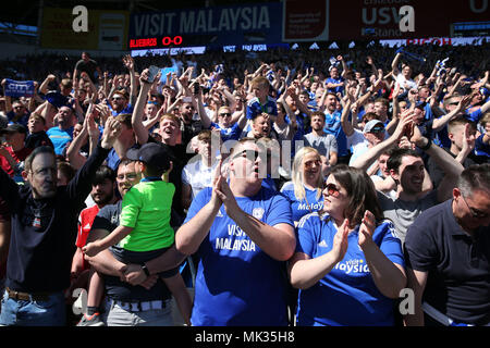 Cardiff, Regno Unito. Il 6 maggio, 2018. Cardiff City fans celebrare la promozione per la Premier League. EFL Skybet partita in campionato, Cardiff City v lettura al Cardiff City Stadium domenica 6 maggio 2018. Questa immagine può essere utilizzata solo per scopi editoriali. Solo uso editoriale, è richiesta una licenza per uso commerciale. Nessun uso in scommesse, giochi o un singolo giocatore/club/league pubblicazioni. pic da Andrew Orchard/Andrew Orchard fotografia sportiva/Alamy Live news Foto Stock