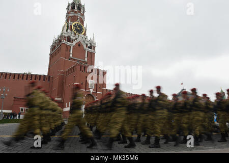 Mosca, Russia. Il 6 maggio, 2018. Soldati russi partecipano alla finale di prove per il V-parata del giorno a Mosca, in Russia, il 6 maggio 2018. Credito: Evgeny Sinitsyn/Xinhua/Alamy Live News Foto Stock
