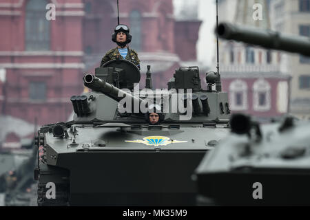 Mosca, Russia. Il 6 maggio, 2018. Soldati russi partecipano alla finale di prove per il V-parata del giorno a Mosca, in Russia, il 6 maggio 2018. Credito: Evgeny Sinitsyn/Xinhua/Alamy Live News Foto Stock