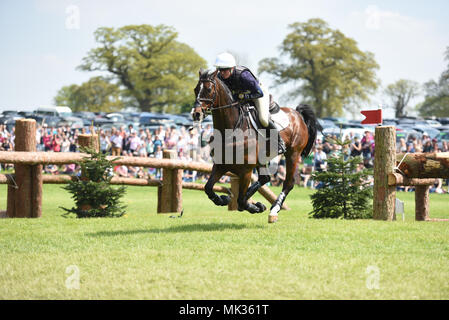 Badminton, UK. Il 5 maggio 2018. 05.05.2018 Mitsubishi Motors Badminton Horse Trials 2018. Badminton House. Flora Harris (GBR) sul credito Bayano: Julie Priestley/Alamy Live News Foto Stock