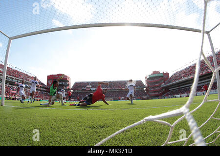 Buenos Aires, Argentina. Il 6 maggio 2018. durante la partita per la Superliga Argentina tra Independiente e Gimnasia LP su Libertadores de América Stadium, Argentina. (Foto: Néstor J. Beremblum / Alamy News) Credito: Néstor J. Beremblum/Alamy Live News Foto Stock