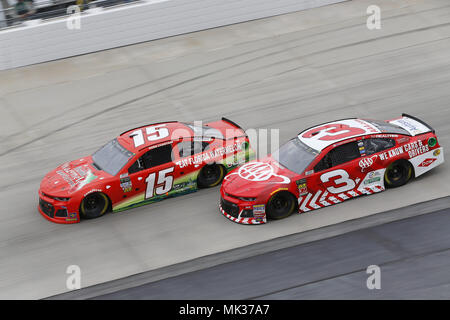 Dover, Delaware, Stati Uniti d'America. Il 6 maggio, 2018. Ross Chastain (15) e Austin Dillon (3) battaglia per la posizione durante la AAA 400 unità per autismo a Dover International Speedway di Dover, in Delaware. Credito: Chris Owens Asp Inc/ASP/ZUMA filo/Alamy Live News Foto Stock