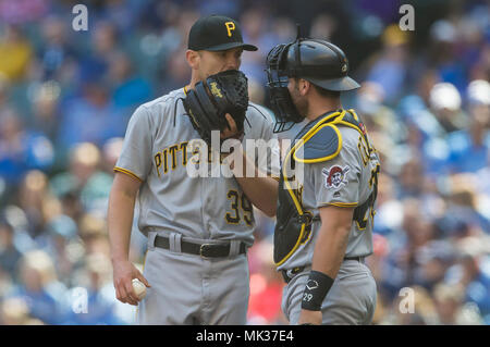 Milwaukee, WI, Stati Uniti d'America. Il 6 maggio, 2018. I pirati di Pittsburgh a partire lanciatore Ciad Kuhl #39 parla con il catcher durante il Major League Baseball gioco tra il Milwaukee Brewers e i pirati di Pittsburgh a Miller Park di Milwaukee, WI. John Fisher/CSM/Alamy Live News Foto Stock