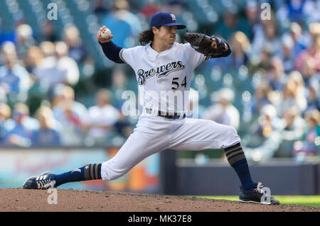 Milwaukee, WI, Stati Uniti d'America. Il 6 maggio, 2018. Milwaukee Brewers relief pitcher Taylor Williams #54 fornisce un passo durante il Major League Baseball gioco tra il Milwaukee Brewers e i pirati di Pittsburgh a Miller Park di Milwaukee, WI. John Fisher/CSM/Alamy Live News Foto Stock