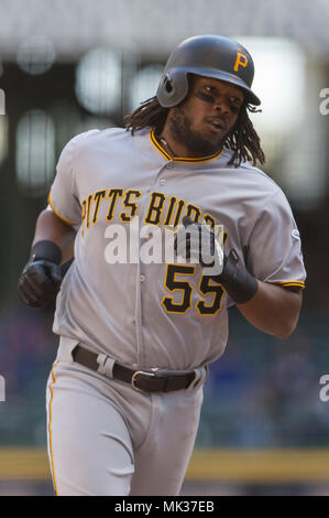 Milwaukee, WI, Stati Uniti d'America. Il 6 maggio, 2018. Pittsburgh Pirates primo baseman Josh Bell #55 tra nella Major League Baseball gioco tra il Milwaukee Brewers e i pirati di Pittsburgh a Miller Park di Milwaukee, WI. John Fisher/CSM/Alamy Live News Foto Stock