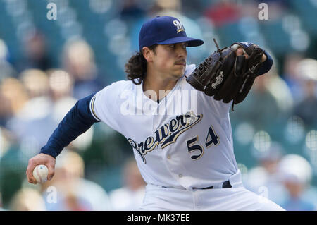 Milwaukee, WI, Stati Uniti d'America. Il 6 maggio, 2018. Milwaukee Brewers relief pitcher Taylor Williams #54 fornisce un passo durante il Major League Baseball gioco tra il Milwaukee Brewers e i pirati di Pittsburgh a Miller Park di Milwaukee, WI. John Fisher/CSM/Alamy Live News Foto Stock