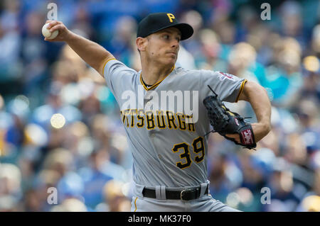 Milwaukee, WI, Stati Uniti d'America. Il 6 maggio, 2018. I pirati di Pittsburgh a partire lanciatore Ciad Kuhl #39 offre un passo durante il Major League Baseball gioco tra il Milwaukee Brewers e i pirati di Pittsburgh a Miller Park di Milwaukee, WI. John Fisher/CSM/Alamy Live News Foto Stock