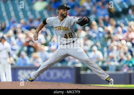 Milwaukee, WI, Stati Uniti d'America. Il 6 maggio, 2018. Pittsburgh Pirates sollievo brocca Richard Rodriguez #48 offre un passo durante il Major League Baseball gioco tra il Milwaukee Brewers e i pirati di Pittsburgh a Miller Park di Milwaukee, WI. John Fisher/CSM/Alamy Live News Foto Stock