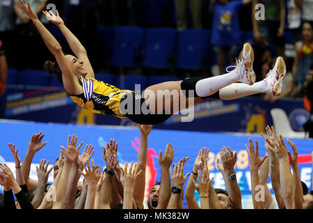 Bucarest, Romania. Il 6 maggio, 2018. Gozde Kirdar, capitano della Turchia di Vakifbank, è gettato in aria dai suoi compagni di squadra dopo che il team ha vinto il 2018 CEV Pallavolo finale di Champions League contro la Romania il CSM Volei Alba Blaj a Bucarest, Romania, 6 maggio 2018. Vakifbank Istanbul sconfitto CSM Volei Alba Blaj 3-0 e ha vinto il trofeo. Credito: Cristian Cristel/Xinhua/Alamy Live News Foto Stock