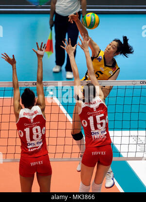 Bucarest, Romania. Il 6 maggio, 2018. Zhu Ting (R) in Turchia il Vakifbank compete durante il 2018 CEV Pallavolo finale di Champions League contro la Romania il CSM Volei Alba Blaj a Bucarest, Romania, 6 maggio 2018. Vakifbank Istanbul sconfitto CSM Volei Alba Blaj 3-0 e ha vinto il trofeo. Credito: Cristian Cristel/Xinhua/Alamy Live News Foto Stock