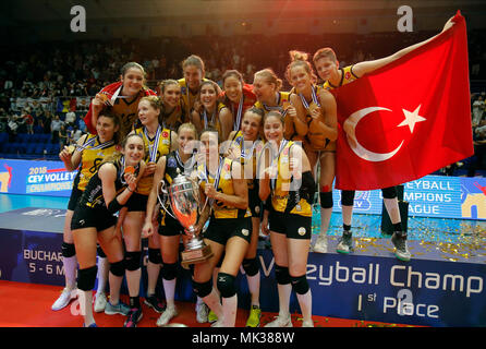 Bucarest, Romania. Il 6 maggio, 2018. I giocatori della Turchia di Vakifbank posano con il trofeo dopo la vittoria del 2018 CEV Pallavolo finale di Champions League contro la Romania il CSM Volei Alba Blaj a Bucarest, Romania, 6 maggio 2018. Vakifbank Istanbul sconfitto CSM Volei Alba Blaj 3-0 e ha vinto il trofeo. Credito: Cristian Cristel/Xinhua/Alamy Live News Foto Stock