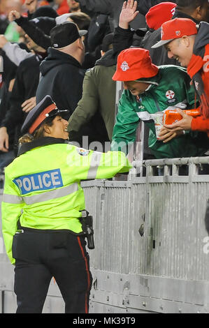 Un funzionario di polizia presso lo stadio comunica con i tifosi durante il 2018 MLS di stagione regolare corrispondenza tra Toronto FC (Canada) e Unione di Philadelphia (USA) presso BMO Field (punteggio 3:0). Foto Stock