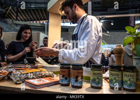 6 maggio 2018 - Barcellona, in Catalogna, Spagna - varie salse per preparare i piatti della cucina italiana sono visti in un set per la degustazione. BioCultura, i prodotti biologici ed equo consumo responsabile celebra il venticinquesimo anniversario della sua fondazione. Esso riunirà oltre 700 espositori dedicati ai settori del food bio, cosmetici biologici e sostenibile di moda, casa sicura, responsabile del turismo, artigianato e le ONG. Parallelamente alla mostra più di 400 attività saranno tenute e si prevede di superare 72.000 visitatori. Esso si terrà dal 3 al 6 Maggio presso il Palau Sant Jordi di Barcellona. (Credito Immagine: © Paco Freire/SOPA IMA Foto Stock