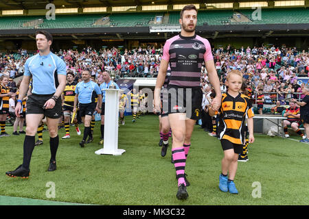 Londra, Regno Unito. Il 6 maggio, 2018. Ashley Wright (C) di Camberley RFC è entrato il passo con il suo team durante il 2018 RFU Cup - intermedio Cup finale: Camberley RFC vs Droitwich RFC a Twickenham Stadium di Domenica, 06 maggio 2018. Londra, Inghilterra. Credito: Taka G Wu Credito: Taka Wu/Alamy Live News Foto Stock