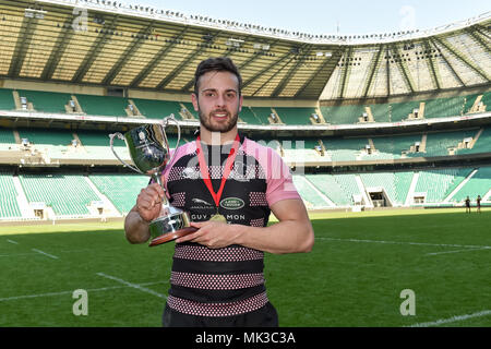 Londra, Regno Unito. Il 6 maggio, 2018. Capitano Ashely Wright di Camberley RFC detiene il trofeo durante il 2018 RFU Cup - intermedio Cup finale: Camberley RFC vs Droitwich RFC a Twickenham Stadium di Domenica, 06 maggio 2018. Londra, Inghilterra. Credito: Taka G Wu Credito: Taka Wu/Alamy Live News Foto Stock