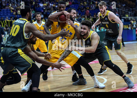 06 maggio 2018, Grecia, Atene: Basket, Champions League, MHP Riesen Ludwigsburg vs sede dell'UCAM Murcia, le quattro finali, Finale play-off per il terzo posto. Lo standard MHP Riesen Ludwigsburg's Malik Mueller (R) in azione contro la sede dell'UCAM Murcia's Sadiel Rojas (C). Foto: Angelos Tzortzinis/dpa Foto Stock