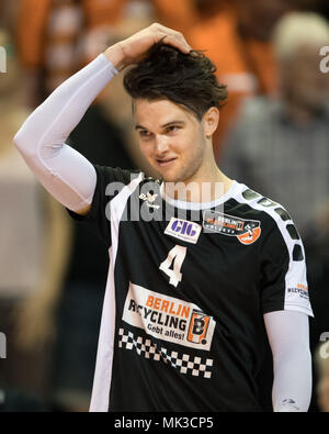 06 maggio 2018, Germania Berlino: pallavolo, mens, Bundesliga tedesca, Berlino Volleys vs VfB Friedrichshafen, partite di campionato, finale al Max-Schmeling-Hall. Berlinese di Luke Perry. Foto: Soeren Stache/dpa Foto Stock