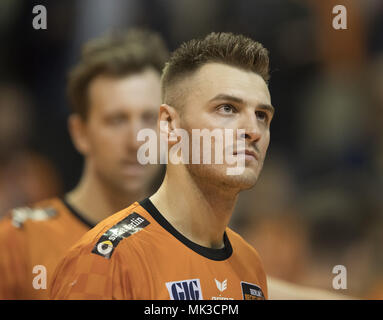 06 maggio 2018, Germania Berlino: pallavolo, mens, Bundesliga tedesca, Berlino Volleys vs VfB Friedrichshafen, partite di campionato, finale al Max-Schmeling-Hall. Berlinese di Aleksandar Okolic. Foto: Soeren Stache/dpa Foto Stock