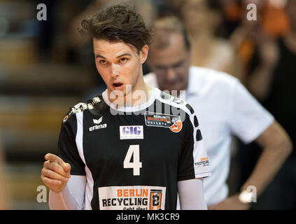 06 maggio 2018, Germania Berlino: pallavolo, mens, Bundesliga tedesca, Berlino Volleys vs VfB Friedrichshafen, partite di campionato, finale al Max-Schmeling-Hall. Berlinese di Luke Perry. Foto: Soeren Stache/dpa Foto Stock